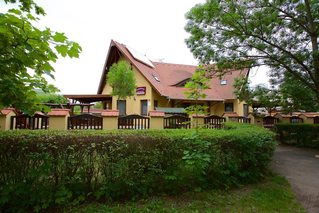 Harmonia Apartmanhaz Hajduszoboszlo Exterior photo