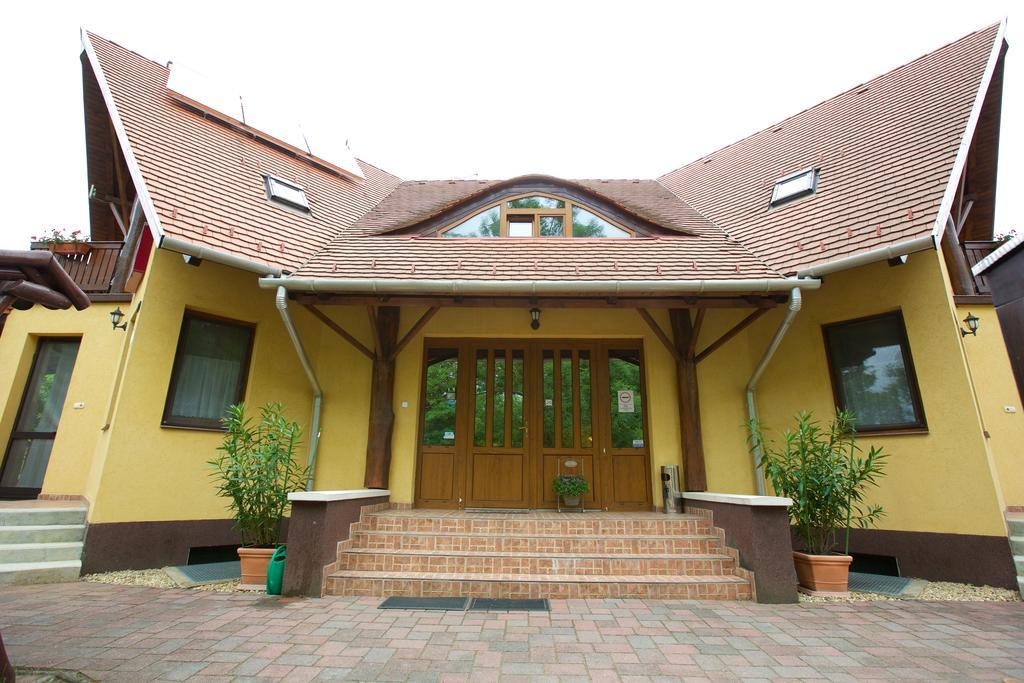 Harmonia Apartmanhaz Hajduszoboszlo Exterior photo